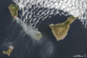 Um mega Tsunami pode atingir o Norte e Nordeste do Brasil e a Costa Leste dos USA. (abaixo foto de satélite das Ilhas Canárias e o Vulcão Cumbre Vieja, na Ilha La Palma expelindo fumaça)